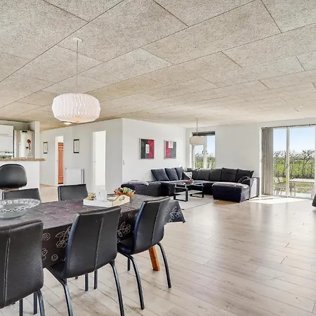 3 Bedroom Beautiful In Casa vacanze *