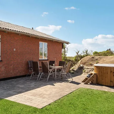 3 Bedroom Beautiful In Casa vacanze *