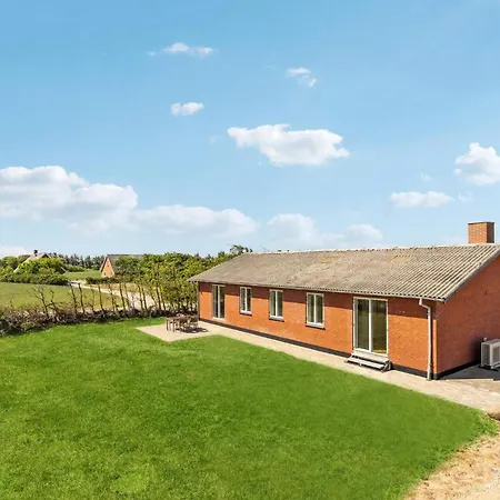 3 Bedroom Beautiful In Casa vacanze